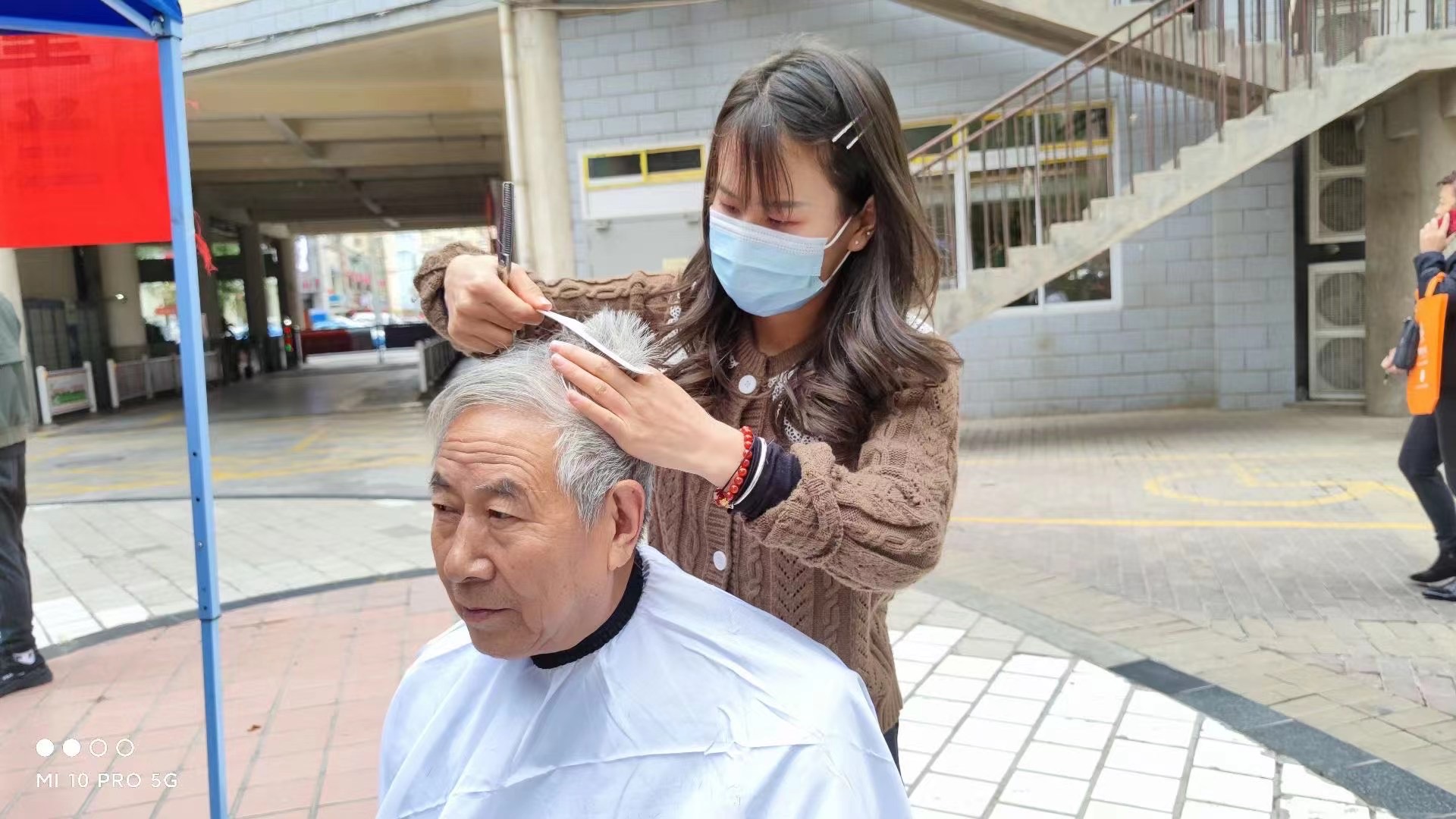 兰州美发化妆学校卓享教育公益剪发
