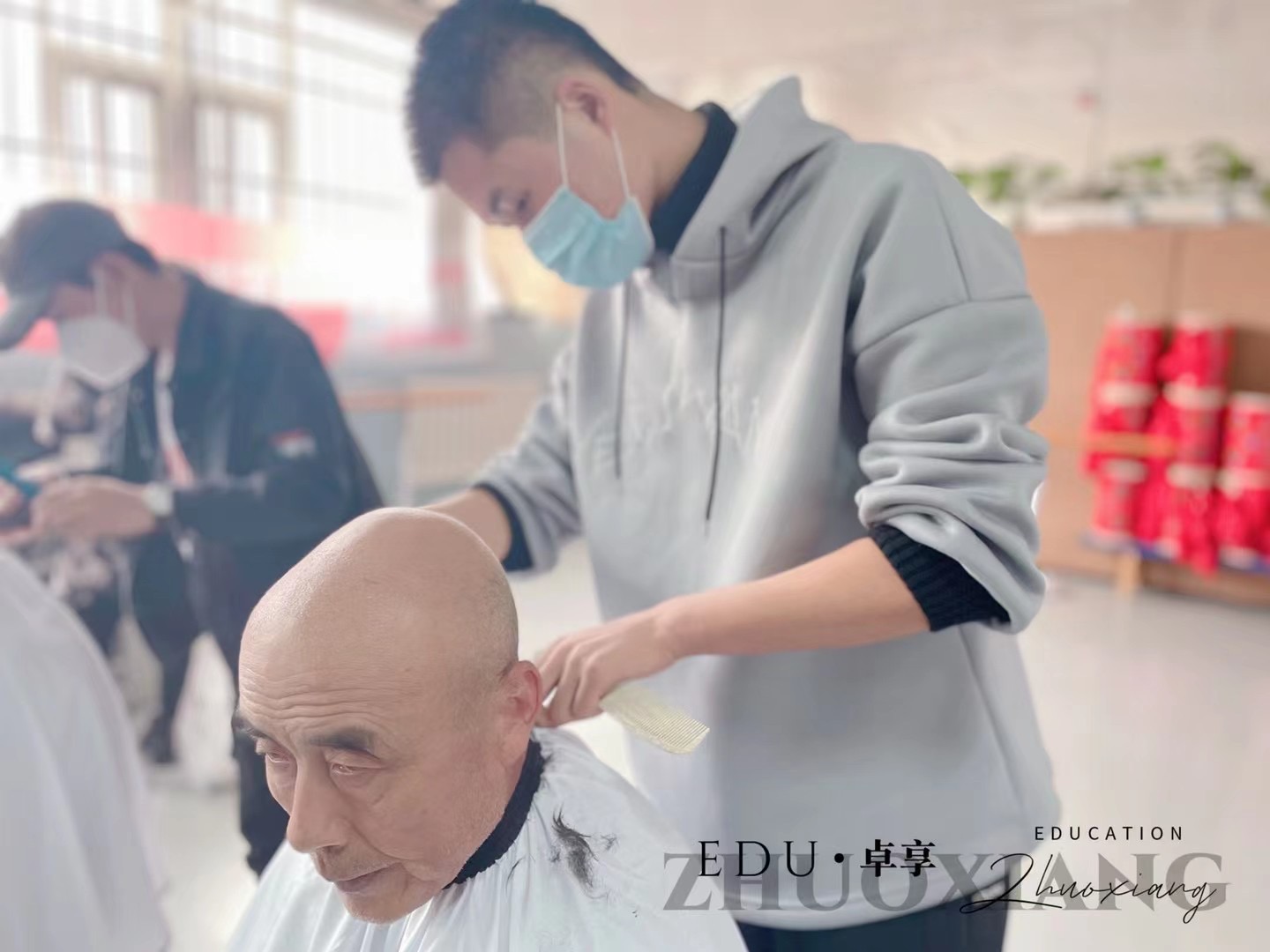 兰州美发化妆学校卓享教育走进养老服务中心公益剪发