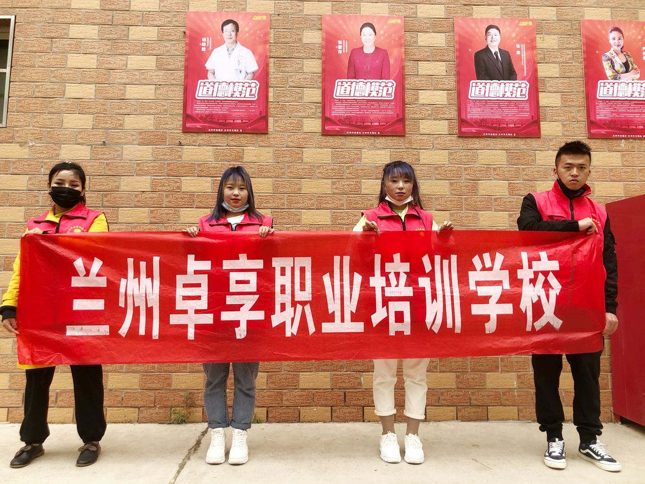 兰州卓享教育—关爱空巢老人公益剪发活动