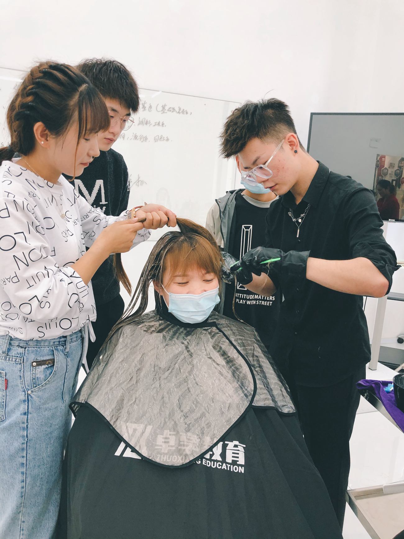 兰州卓享教育—染发实操