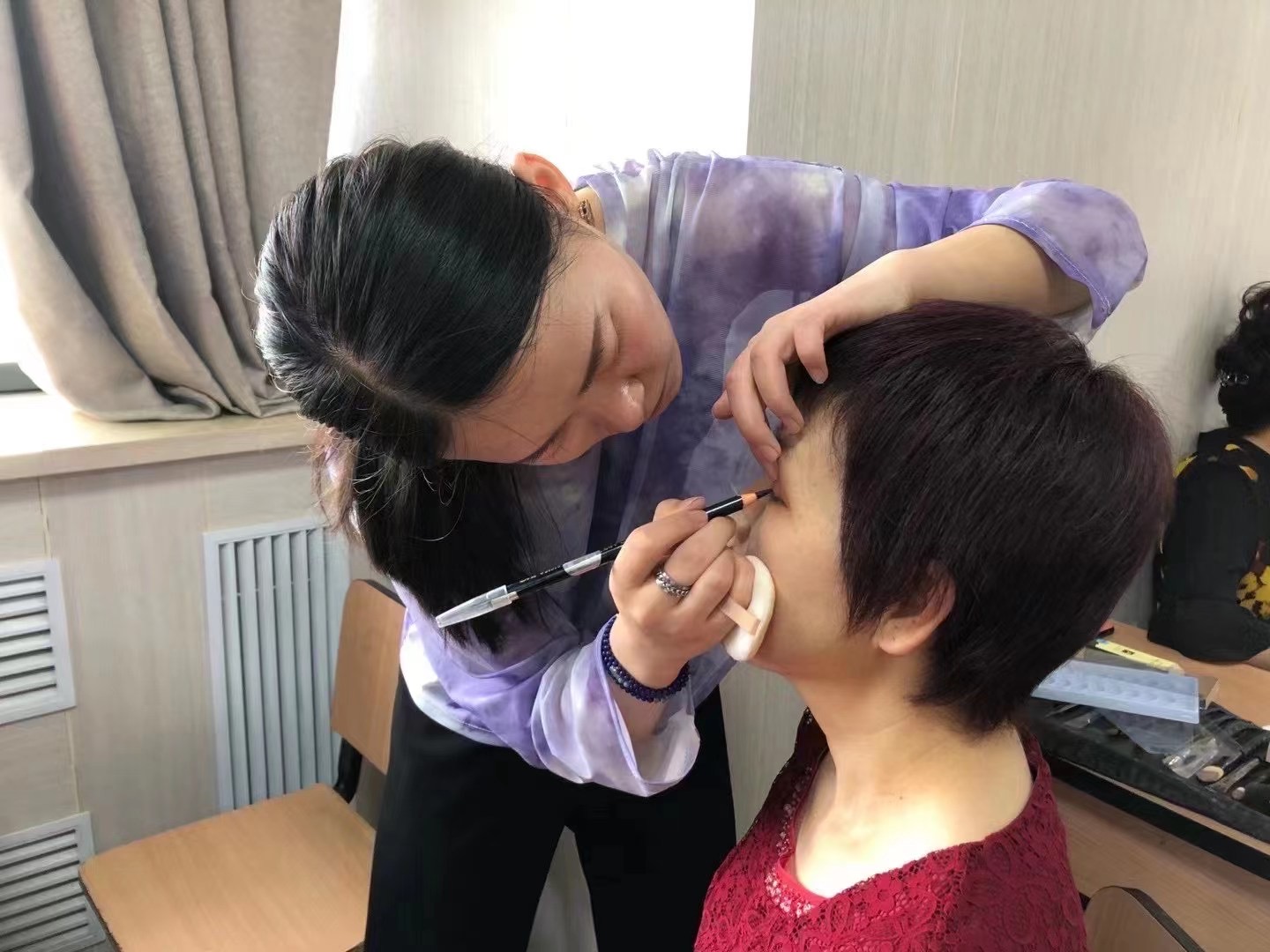 兰州卓享职业培训学校化妆班公益化妆活动