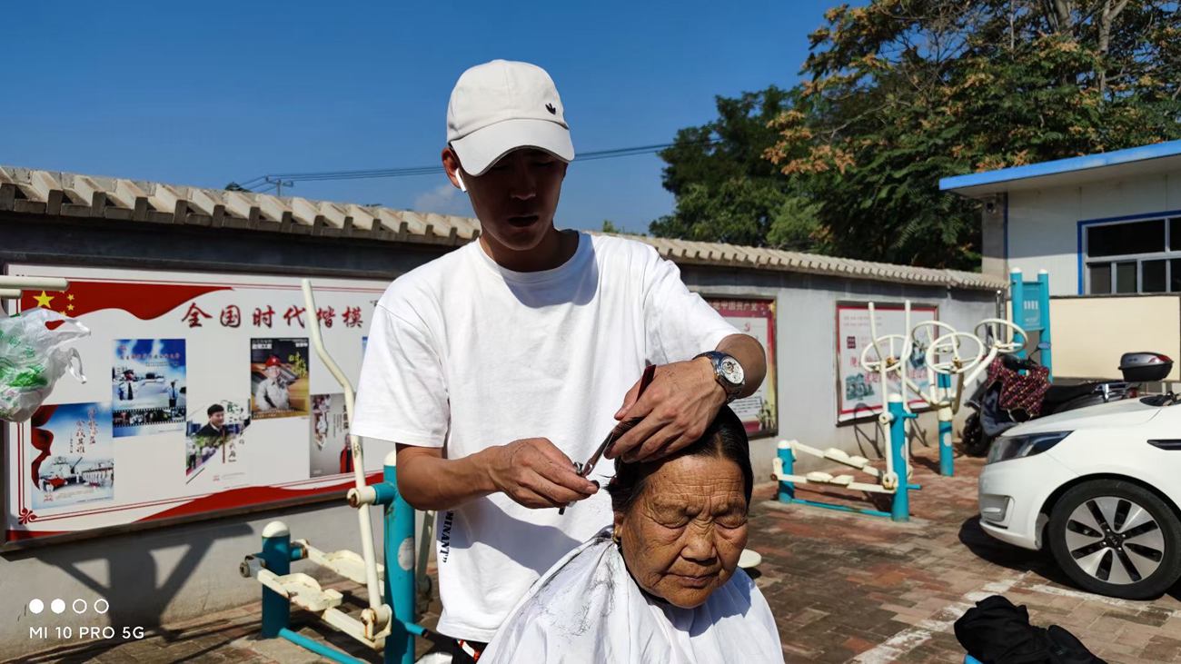 兰州美发学校卓享教育爱心义剪进社区活动