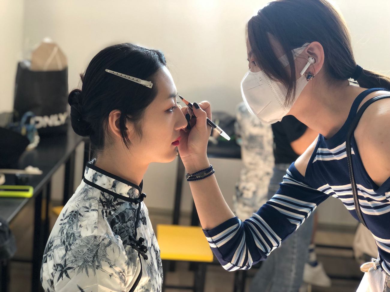 兰州化妆学校卓享教育化妆班学员社会实践